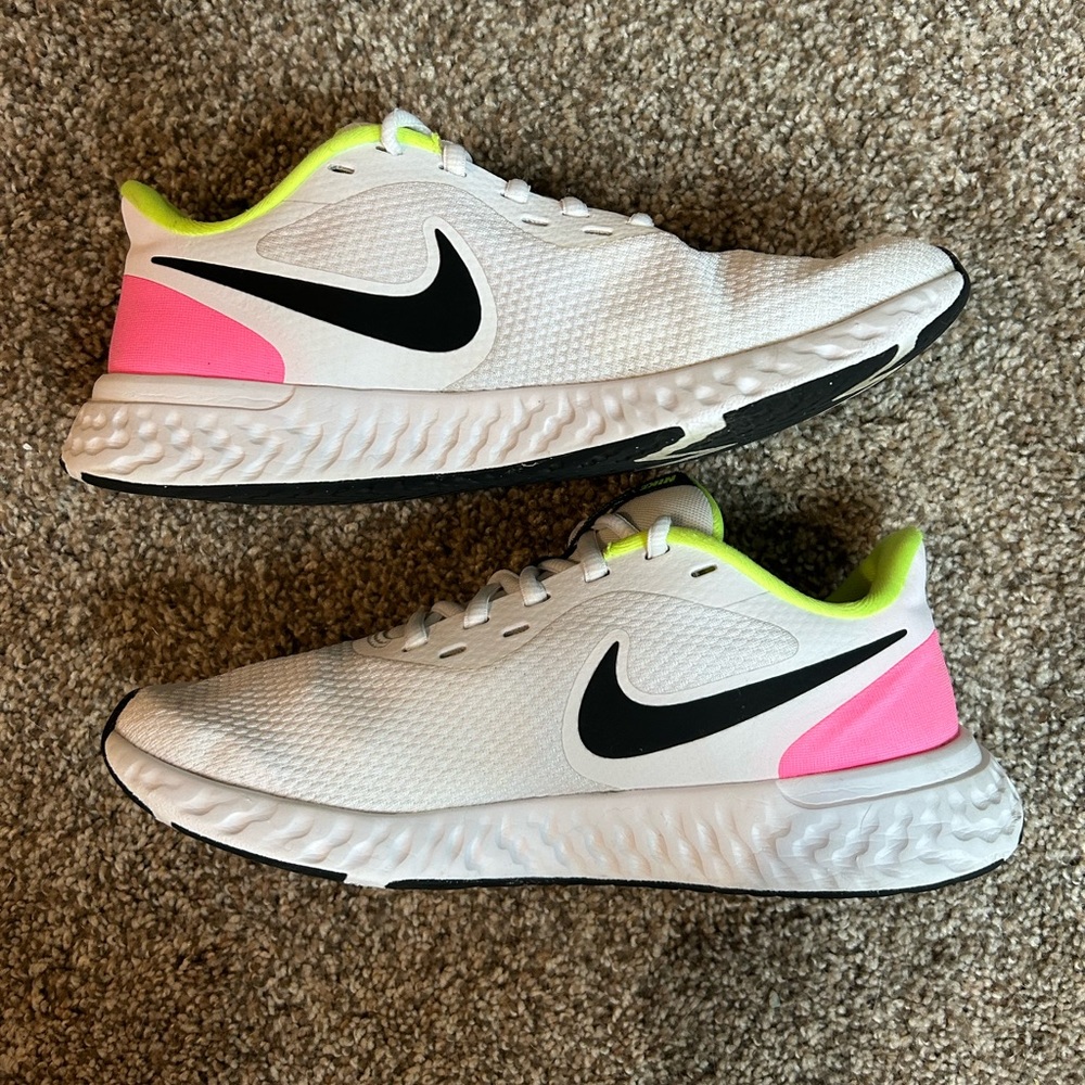 Nike Revolution Tennis Shoes